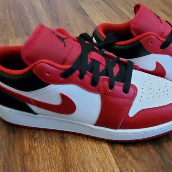 Air Jordan 1 Low "Revese Black Toe" - Men 6.5 (Women US 8) - Picture 3 of 9